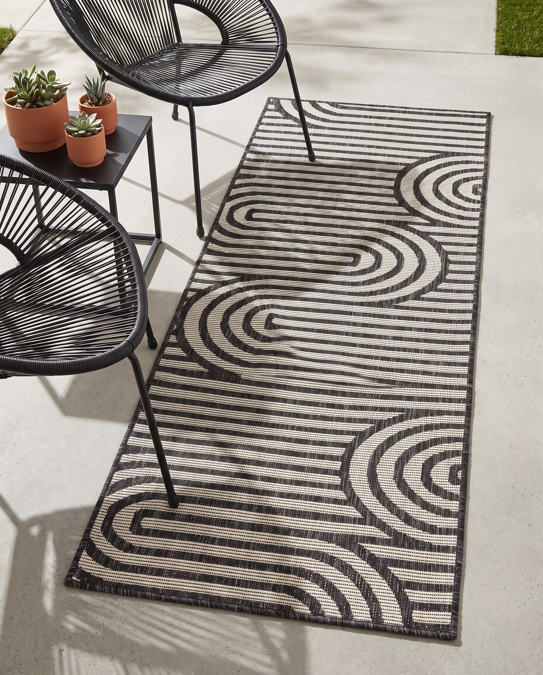 2' x 6' Easy-Clean Modern Indoor / Outdoor Runner Rug