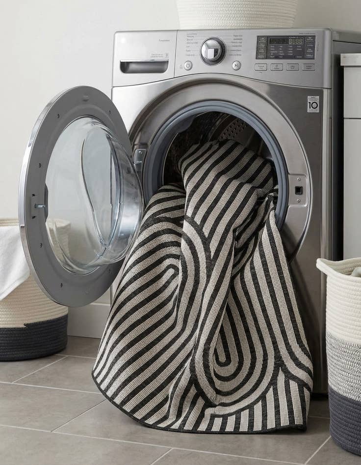 Detail image of  7' 10 x 7' 10  Washable Modern Indoor / Outdoor Round Rug