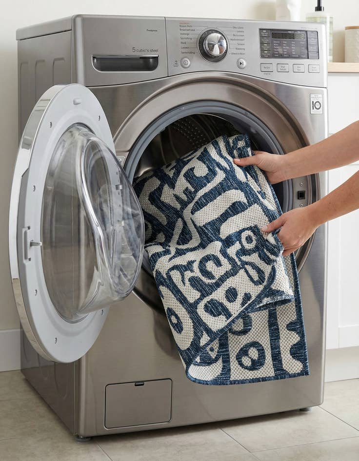 Detail image of 4' x 6'  Washable Modern Indoor / Outdoor Rug