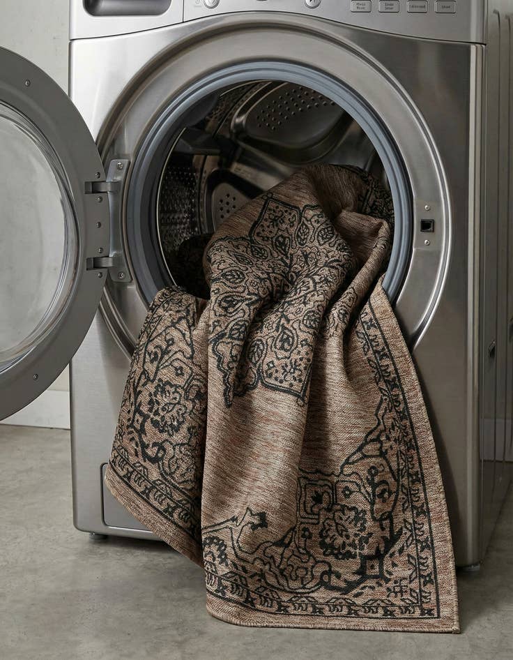 Detail image of  7' 10 x 7' 10  Washable Traditional Indoor / Outdoor Square Rug