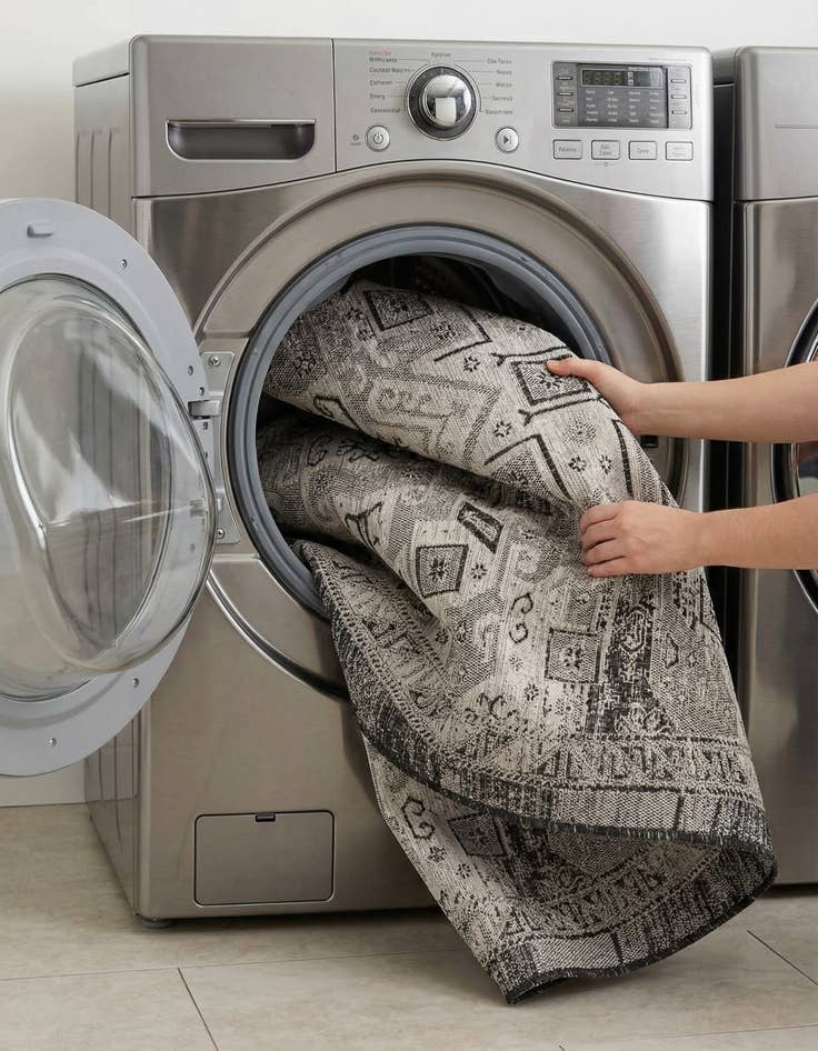 Detail image of 7' 10 x 7' 10  Washable Aztec Indoor / Outdoor Round Rug