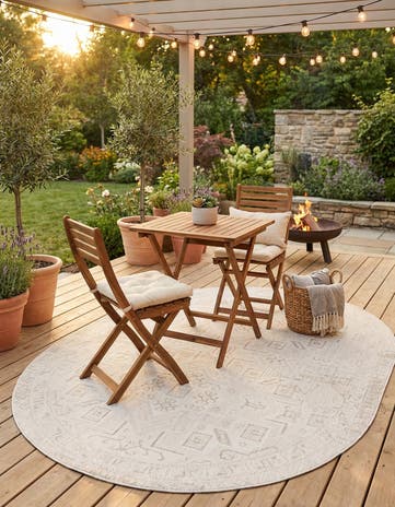Light Gray Easy-Clean Aztec Indoor / Outdoor Oval Rug