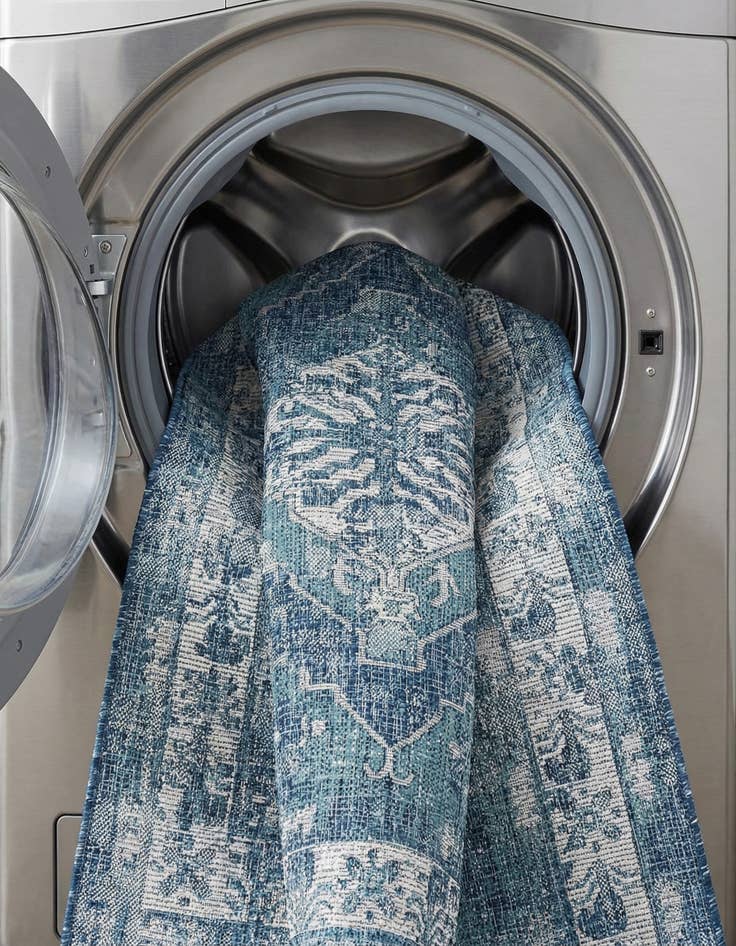 Detail image of 5' 3 x 5' 3  Washable Traditional Indoor / Outdoor Square Rug