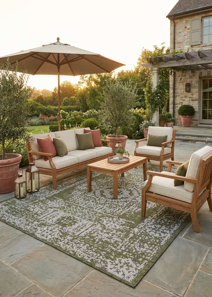 10' x 13' Easy-Clean Traditional Indoor / Outdoor Rug