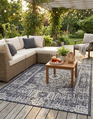 7' x 10' Easy-Clean Traditional Indoor / Outdoor Rug