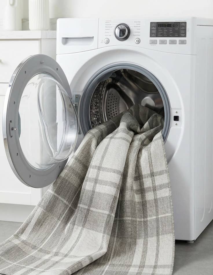 Detail image of 5' 3 x 7'  Washable Checkered Indoor / Outdoor Rug