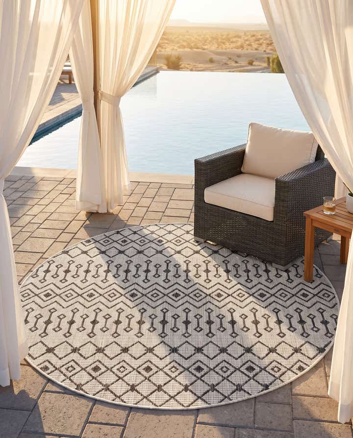 5' 3 x 5' 3 Easy-Clean Lattice Indoor / Outdoor Round Rug