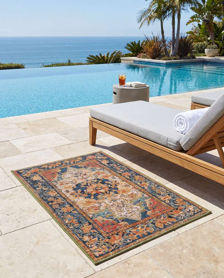 2' x 3' Easy-Clean Traditional Indoor / Outdoor Rug