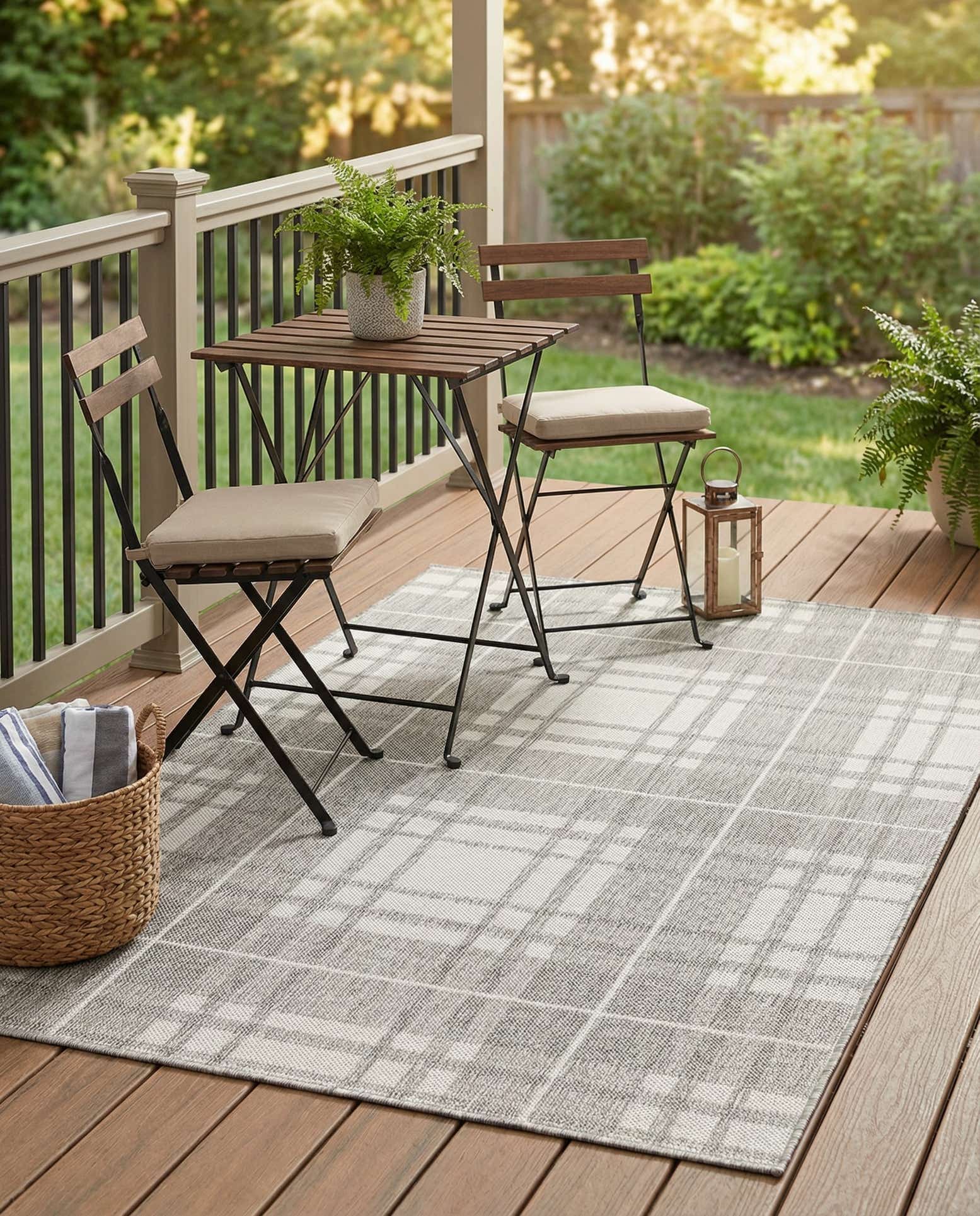 4' x 6' Easy-Clean Checkered Indoor / Outdoor Rug
