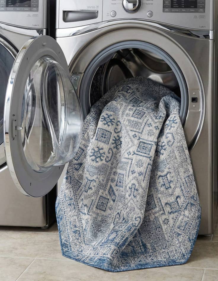 Detail image of 5' 3 x 5' 3  Washable Aztec Indoor / Outdoor Octagon Rug