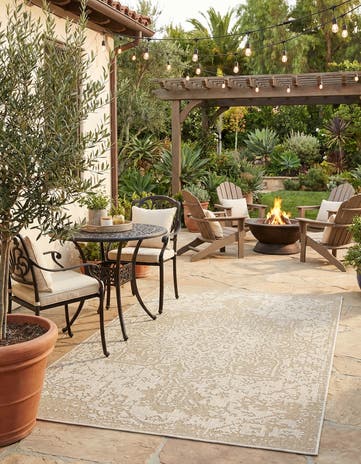 5' 3 x 8' Easy-Clean Traditional Indoor / Outdoor Rug