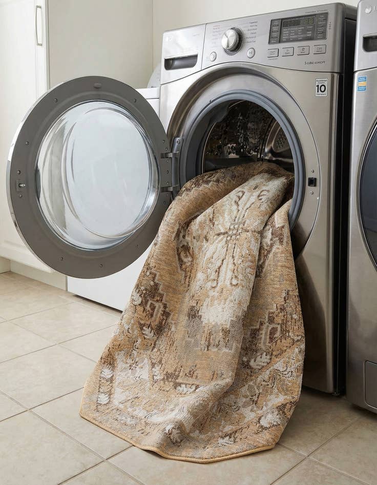 Detail image of  7' 10 x 7' 10  Washable Traditional Indoor / Outdoor Octagon Rug