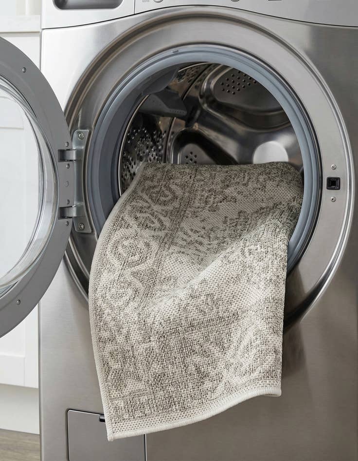 Detail image of 2' x 3'  Washable Traditional Indoor / Outdoor Rug