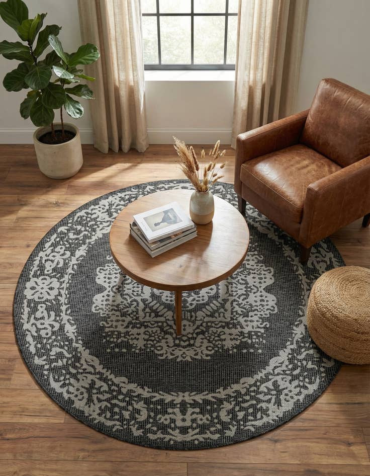 Detail image of 6' x 6' Easy-Clean Traditional Indoor / Outdoor Round Rug