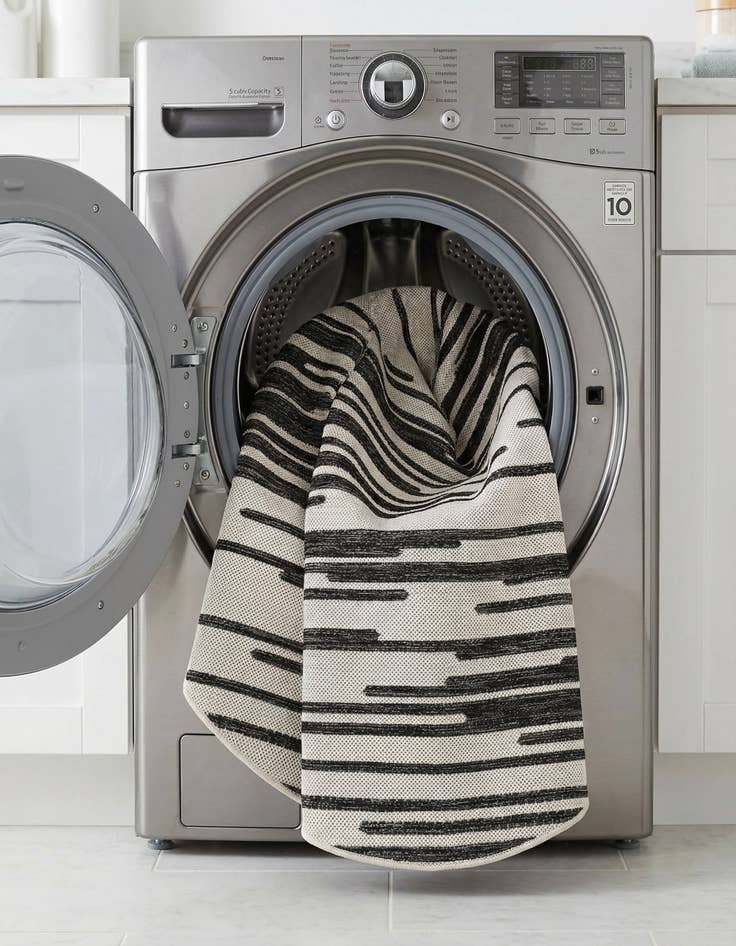 Detail image of 4' x 4'  Washable Modern Indoor / Outdoor Round Rug