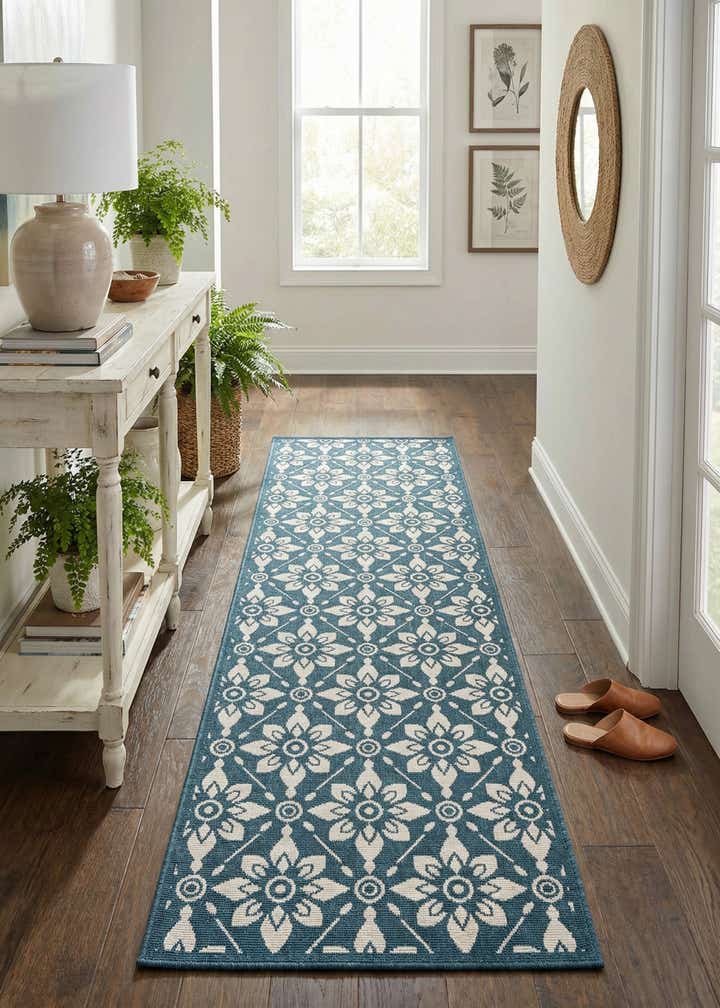 2' 7 x 10' Easy-Clean Trellis Indoor / Outdoor Runner Rug