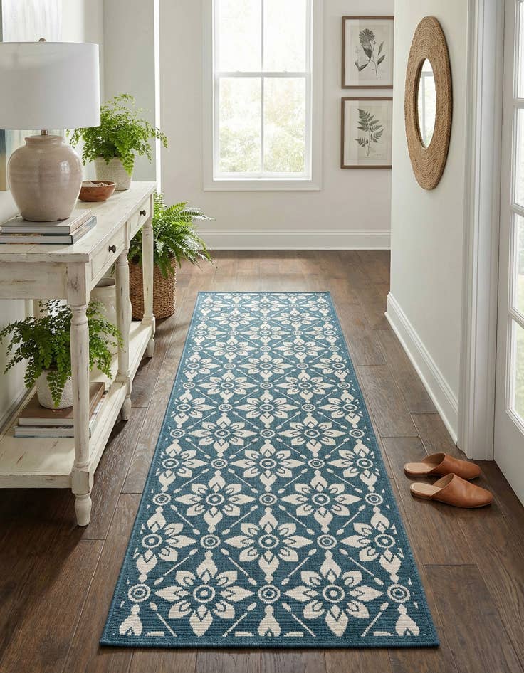 Detail image of 2' 7 x 10' Easy-Clean Trellis Indoor / Outdoor Runner Rug