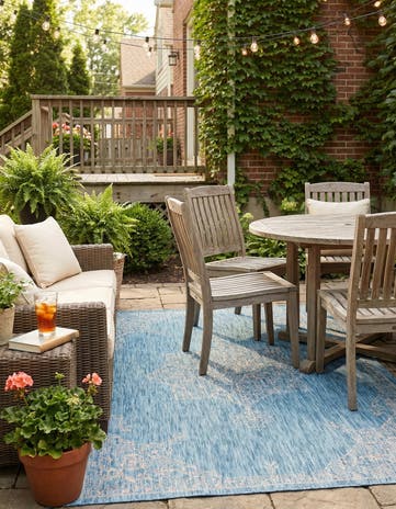 6' x 9' Easy-Clean Traditional Indoor / Outdoor Rug