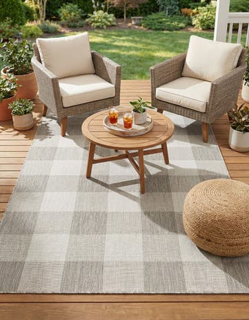 5' 3 x 8' Easy-Clean Checkered Indoor / Outdoor Rug