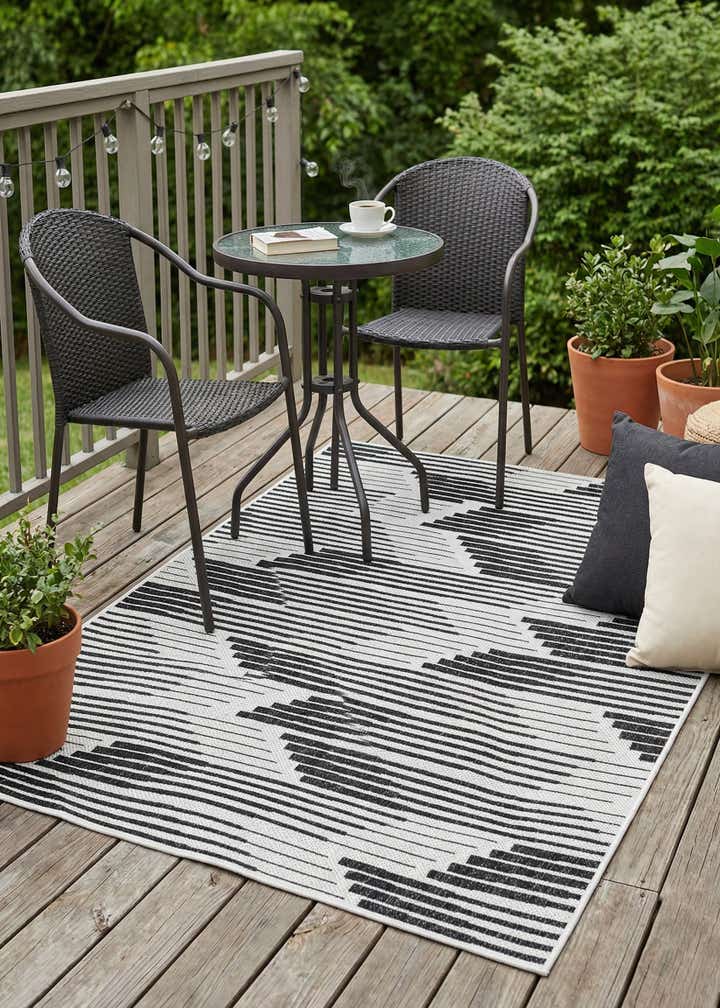 4' x 6' Easy-Clean Modern Indoor / Outdoor Rug