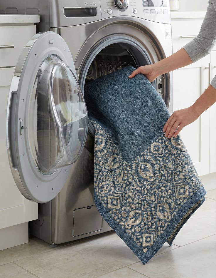 Detail image of 7' 10 x 7' 10  Washable Border Indoor / Outdoor Square Rug