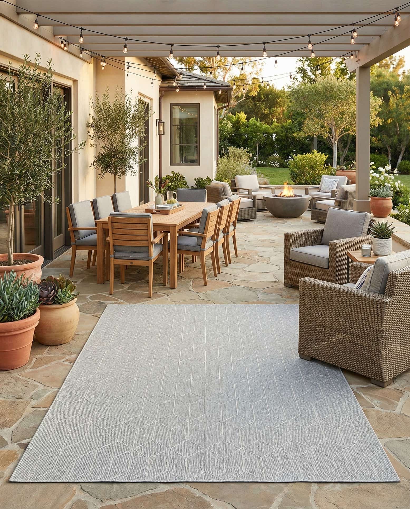 10' x 14' 1 Easy-Clean Trellis Indoor / Outdoor Rug