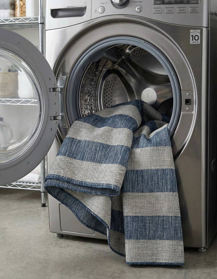 Detail image of 7' 10 x 7' 10  Washable Striped Indoor / Outdoor Round Rug