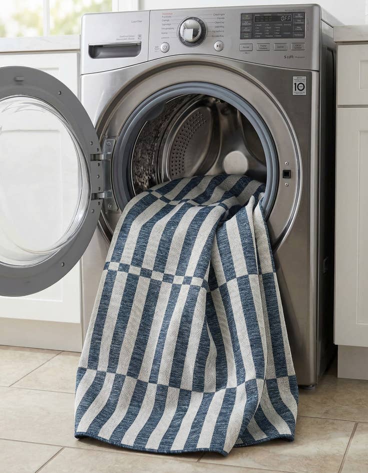 Detail image of  6' x 6'  Washable Ribbon Indoor / Outdoor Round Rug