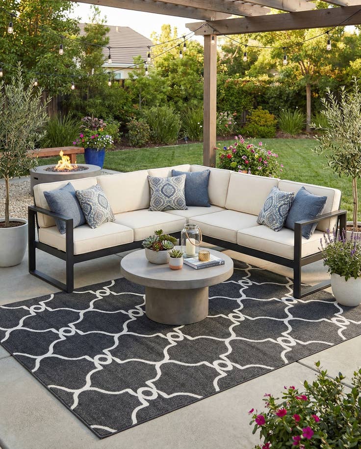 Detail image of 6' x 9' Easy-Clean Trellis Indoor / Outdoor Rug