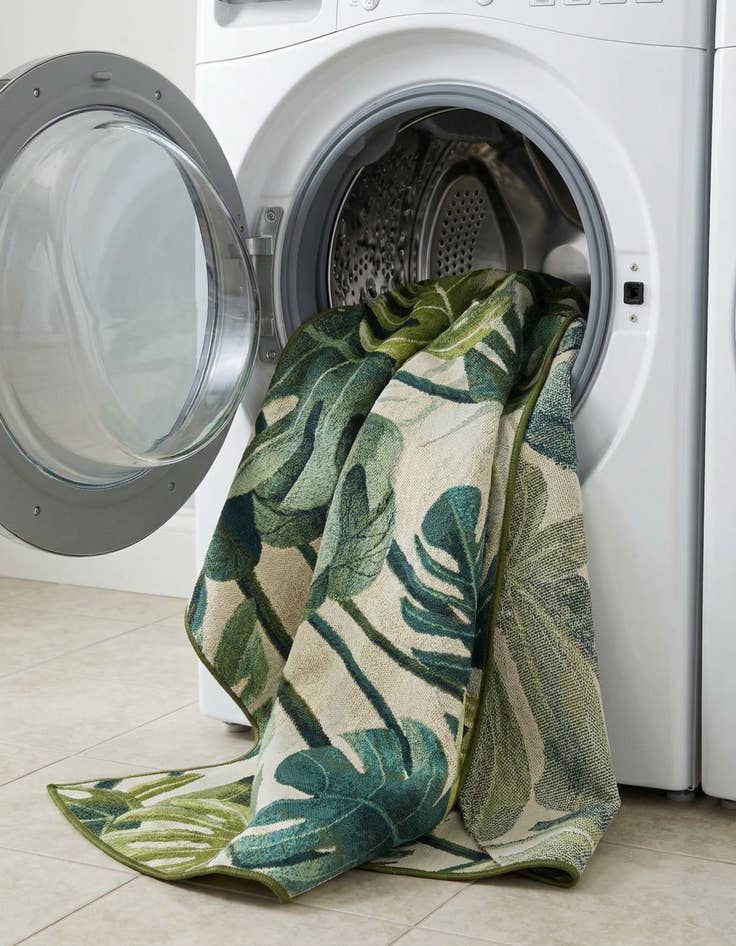 Detail image of 7' 10 x 7' 10  Washable Botanical Indoor / Outdoor Round Rug