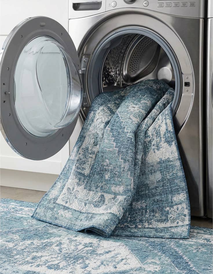 Detail image of  7' x 10'  Washable Traditional Indoor / Outdoor Rug