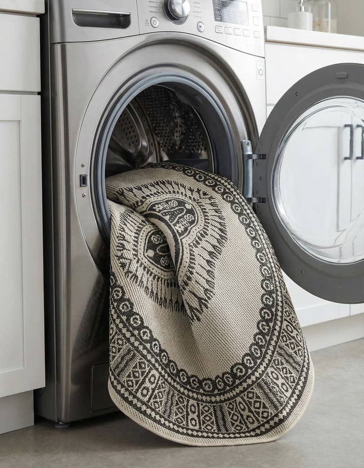 Detail image of 6' x 6'  Washable Traditional Indoor / Outdoor Round Rug