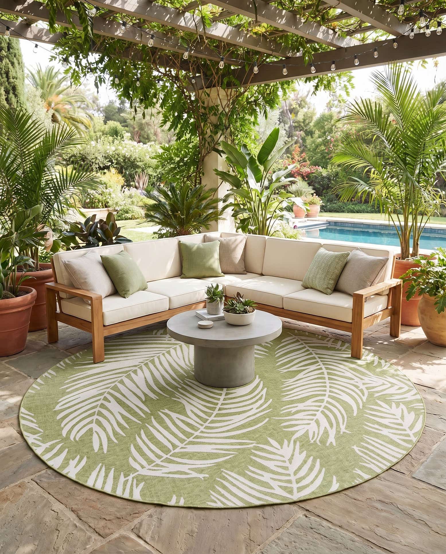 12' x 12' Easy-Clean Botanical Indoor / Outdoor Round Rug