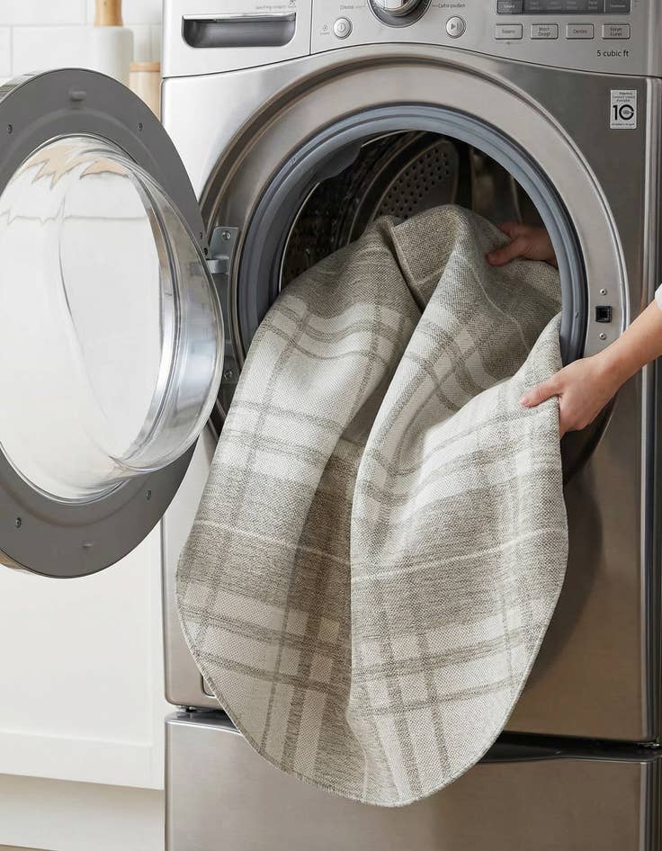 Detail image of 6' x 6'  Washable Checkered Indoor / Outdoor Round Rug