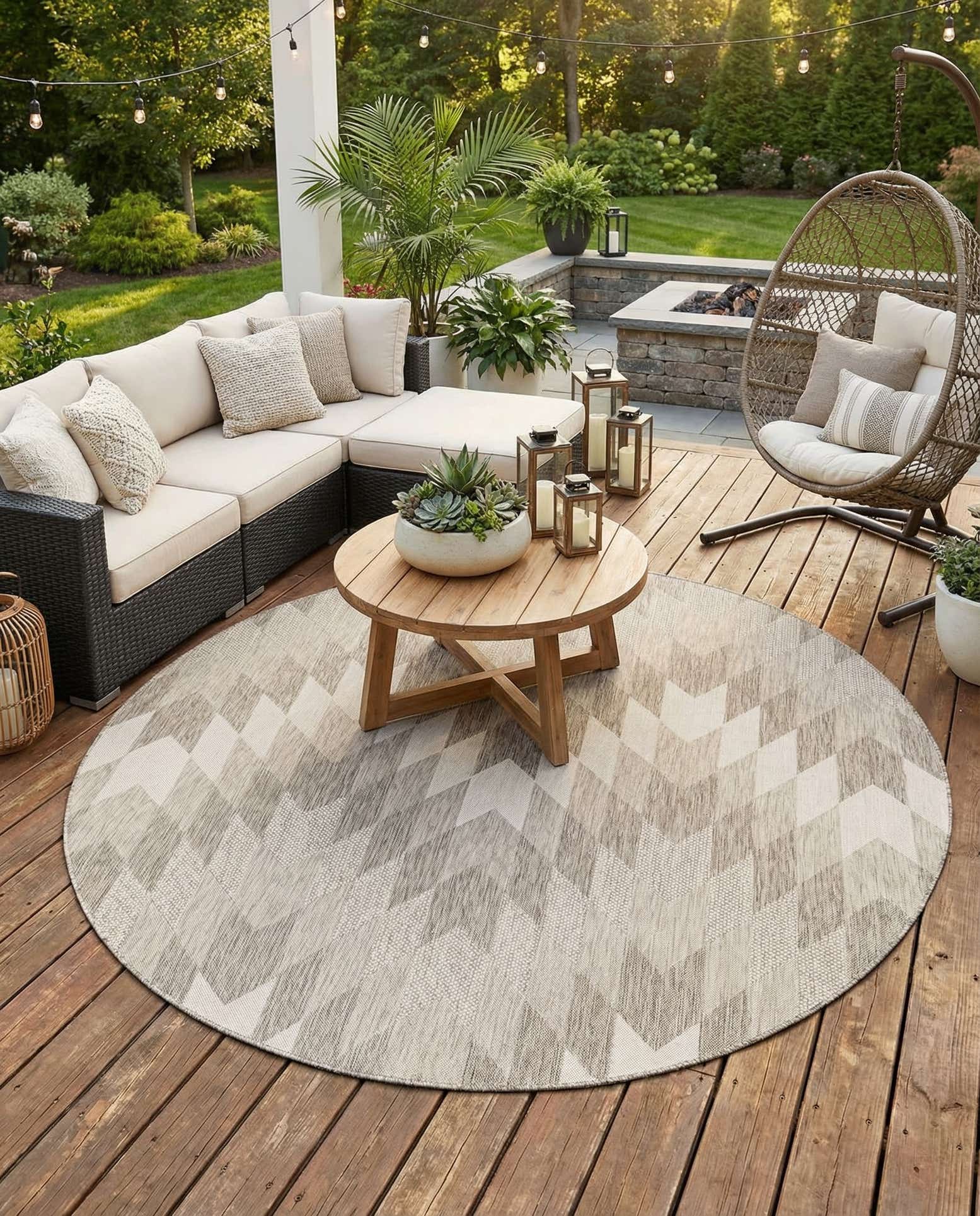 7' 10 x 7' 10 Easy-Clean Modern Indoor / Outdoor Round Rug