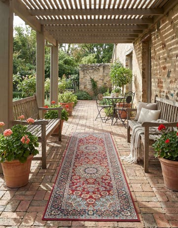 Red Easy-Clean Traditional Indoor / Outdoor Runner Rug
