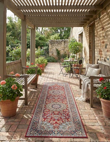 Red Easy-Clean Traditional Indoor / Outdoor Runner Rug