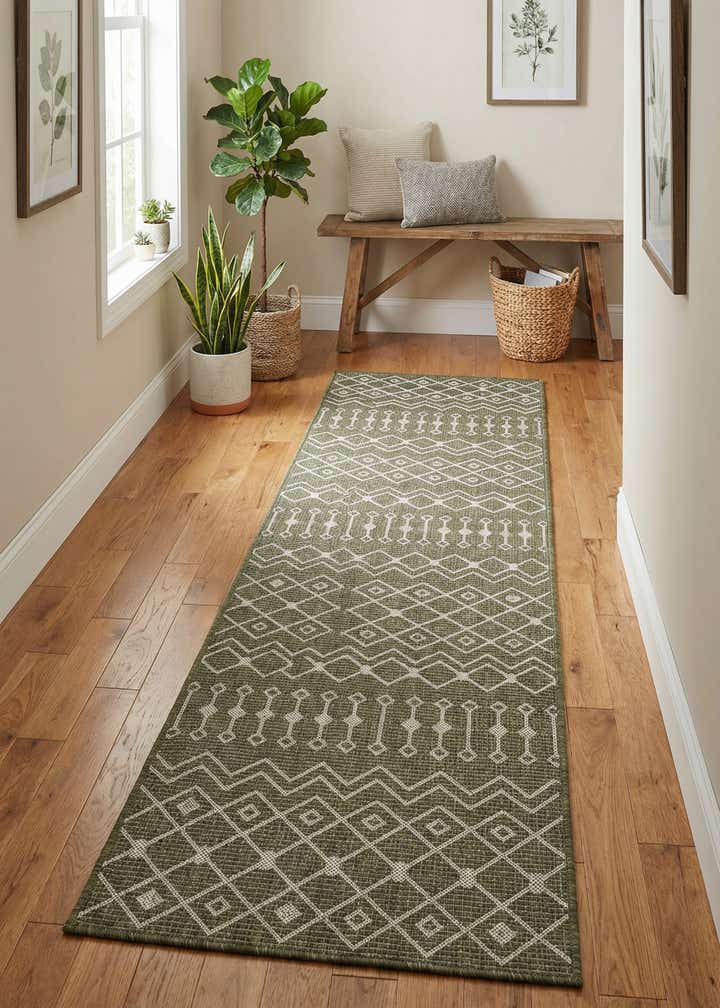 2' 7 x 13' Easy-Clean Trellis Indoor / Outdoor Runner Rug