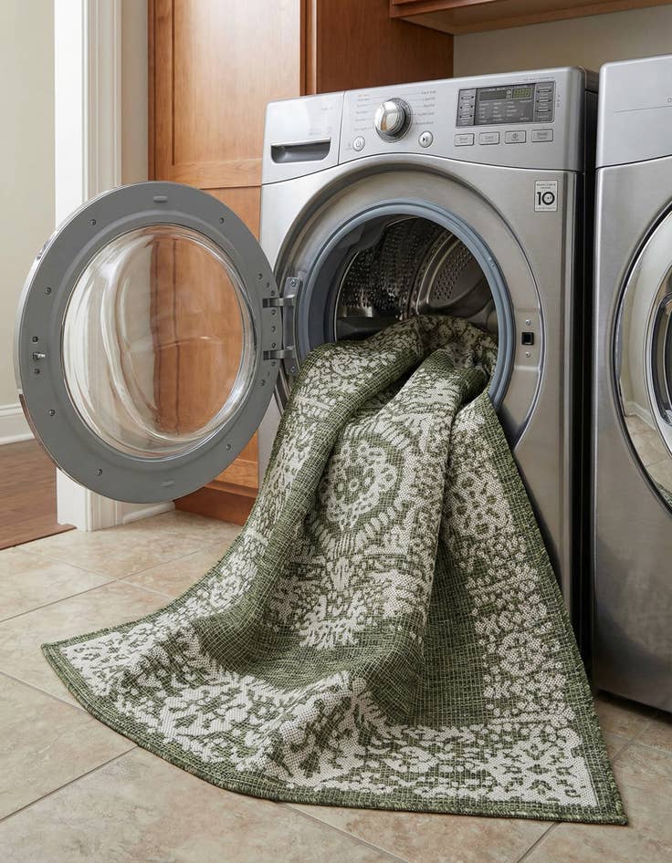 Detail image of 5' 3 x 5' 3  Washable Traditional Indoor / Outdoor Square Rug