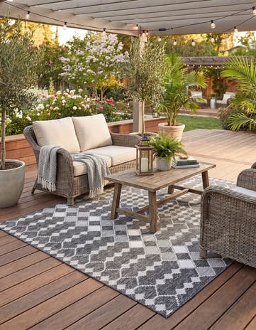 7' 10 x 11' Easy-Clean Lattice Indoor / Outdoor Rug
