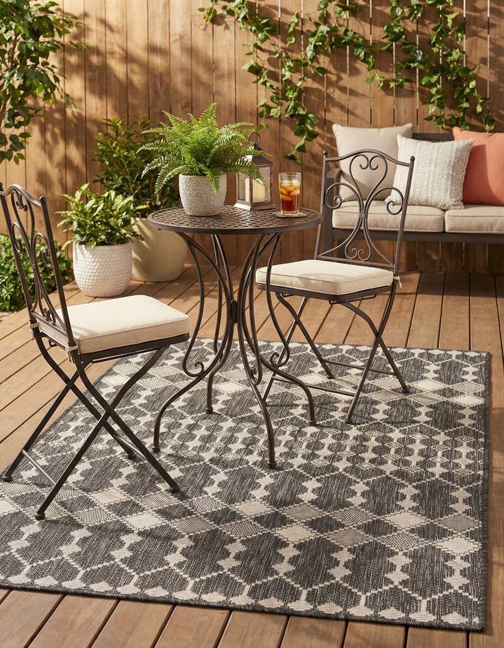Detail image of 4' x 6' Easy-Clean Trellis Indoor / Outdoor Rug