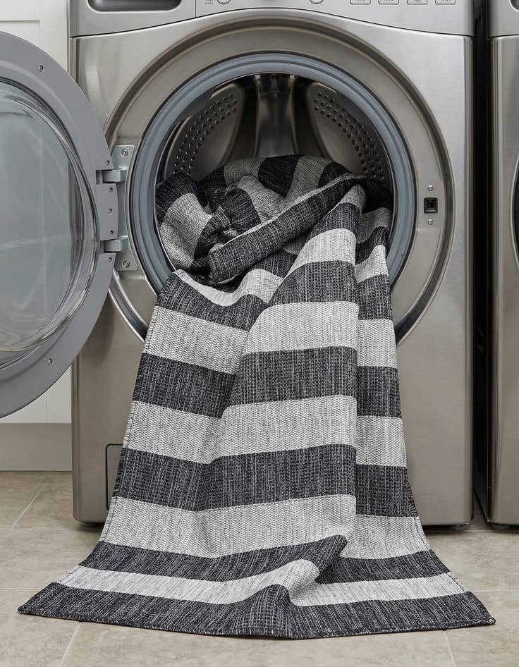 Detail image of 6' x 9'  Washable Striped Indoor / Outdoor Rug