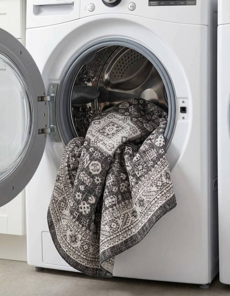 Detail image of 7' 10 x 10'  Washable Aztec Indoor / Outdoor Oval Rug