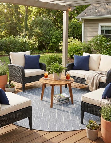 7' 10 x 7' 10 Easy-Clean Lattice Indoor / Outdoor Round Rug