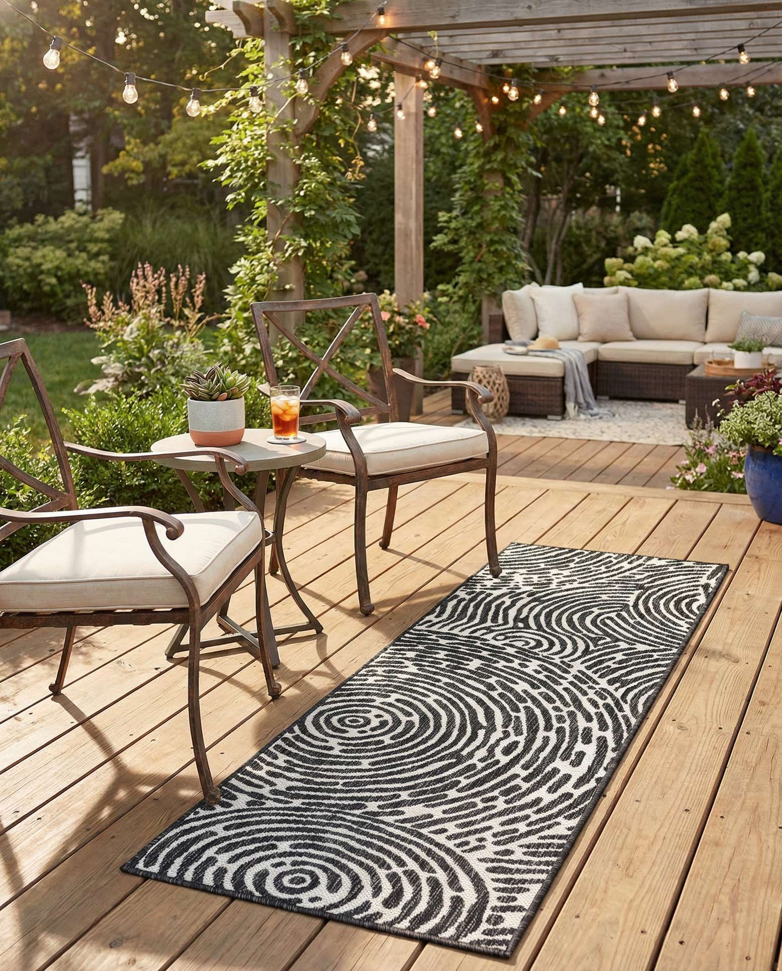 2' x 6' Easy-Clean Modern Indoor / Outdoor Runner Rug