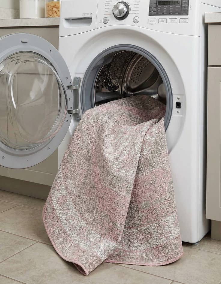 Detail image of 5' 3 x 5' 3  Washable Traditional Indoor / Outdoor Round Rug