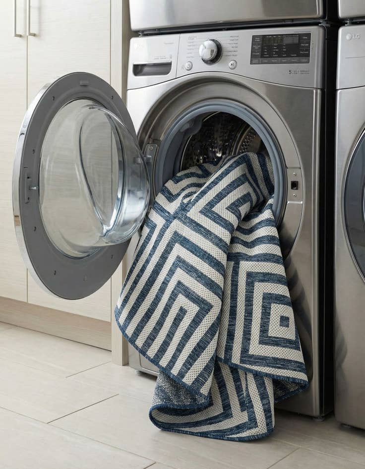 Detail image of 6' x 6'  Washable Modern Indoor / Outdoor Round Rug