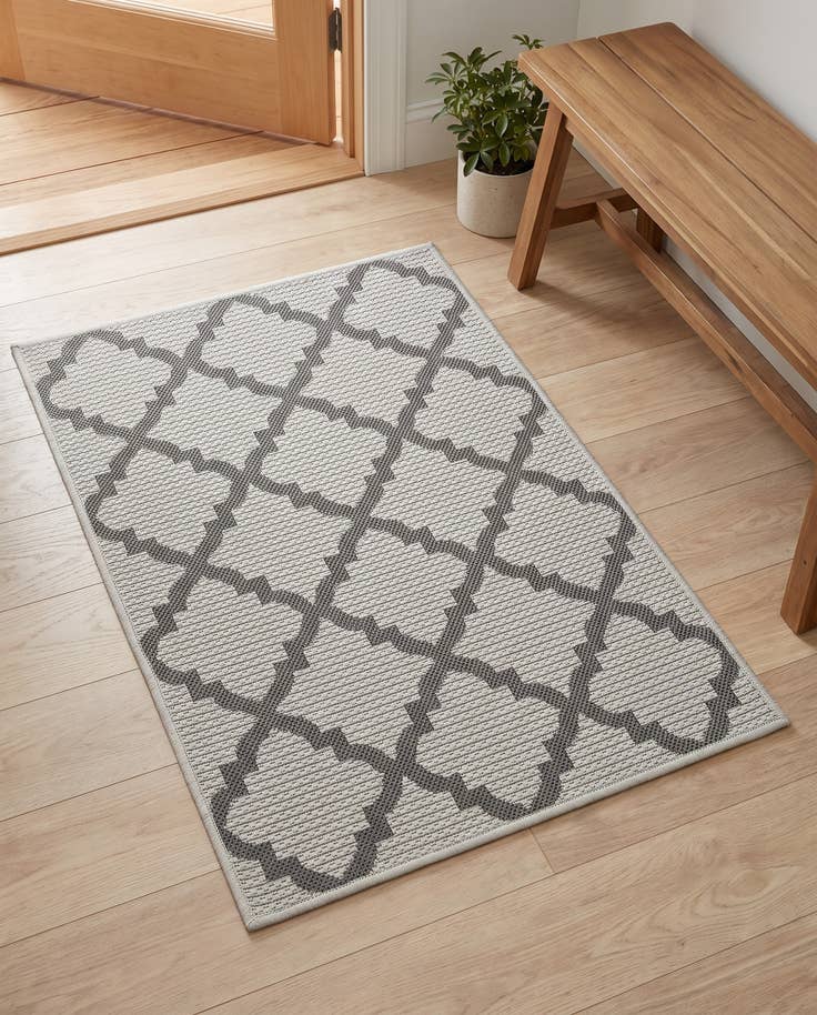 Detail image of 2' 2 x 3' Easy-Clean Trellis Indoor / Outdoor Rug