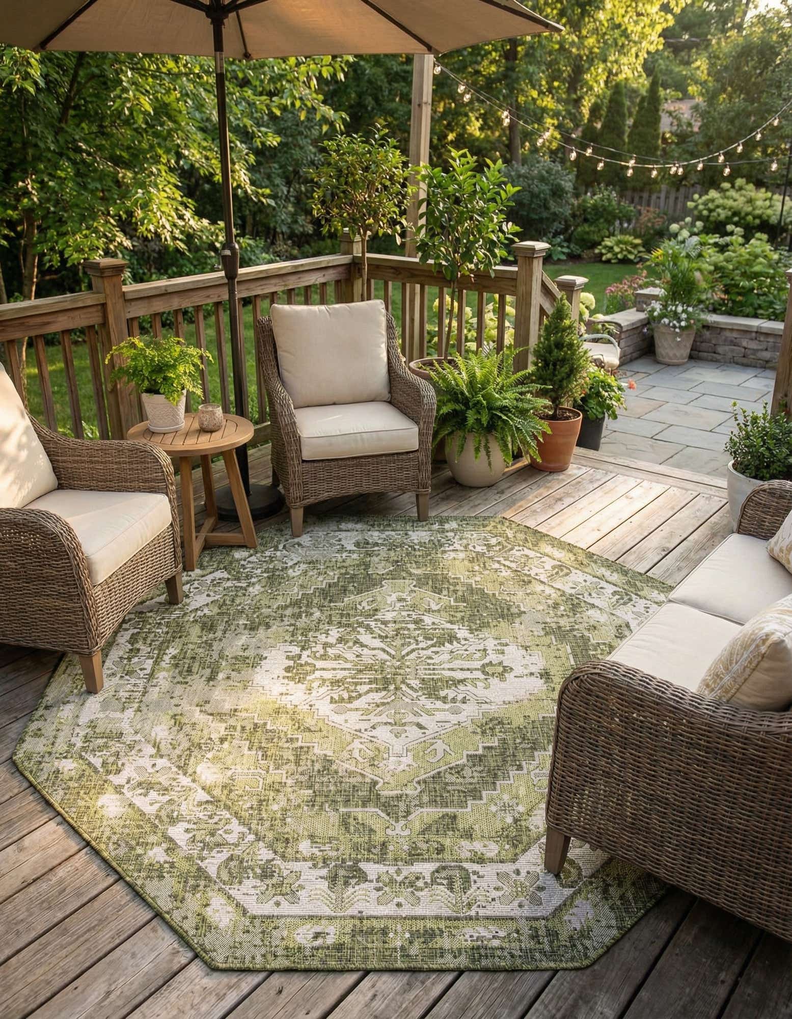 7' 10 x 7' 10 Easy-Clean Traditional Indoor / Outdoor Octagon Rug