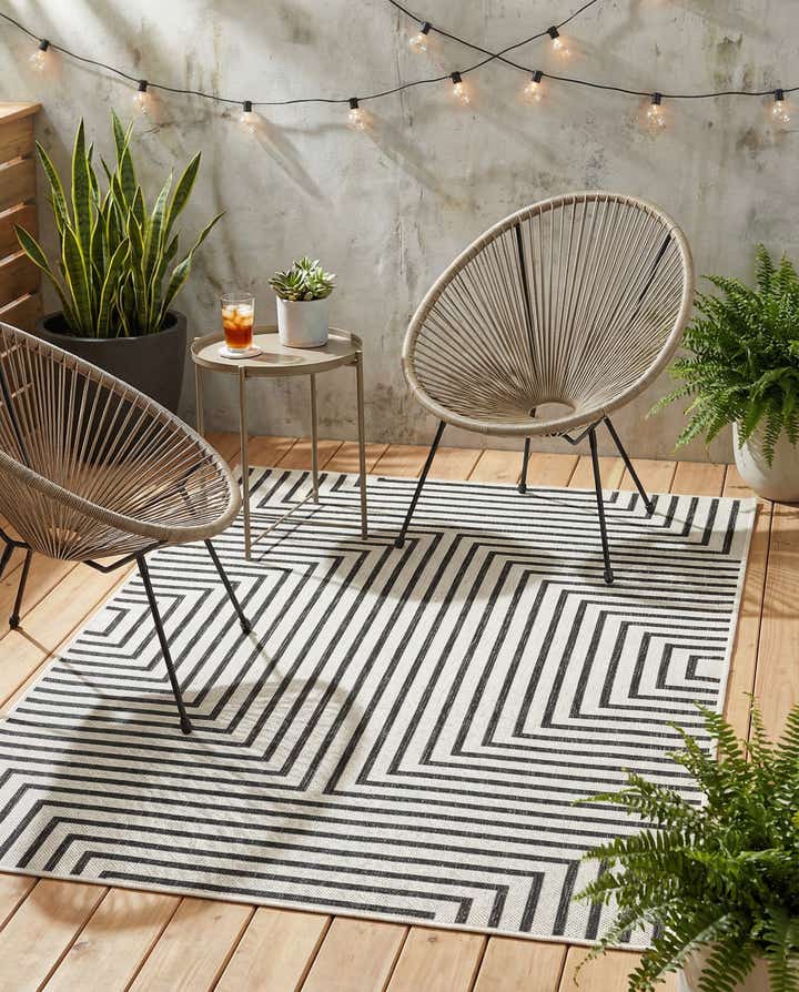 4' x 6' Easy-Clean Modern Indoor / Outdoor Rug